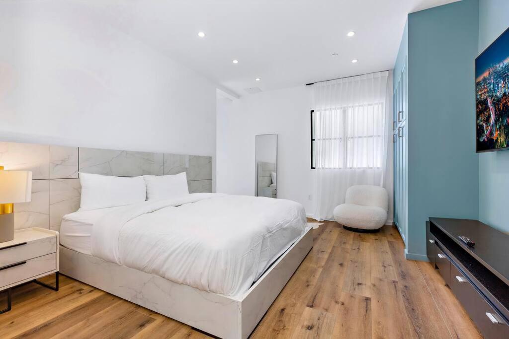 4br Modern & Spacious Townhouse W/ Free Parking Appartement