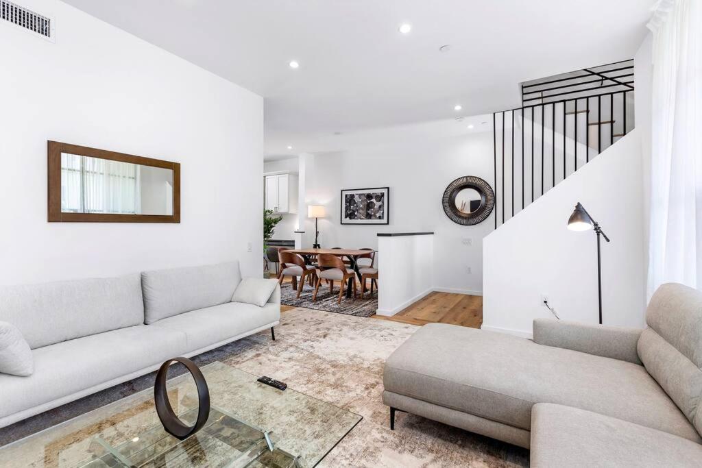 4br Modern & Spacious Townhouse W/ Free Parking Appartement